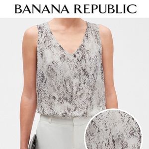 🌟 MUST GO 🌟 Banana republic snake print pleated shoulder tank